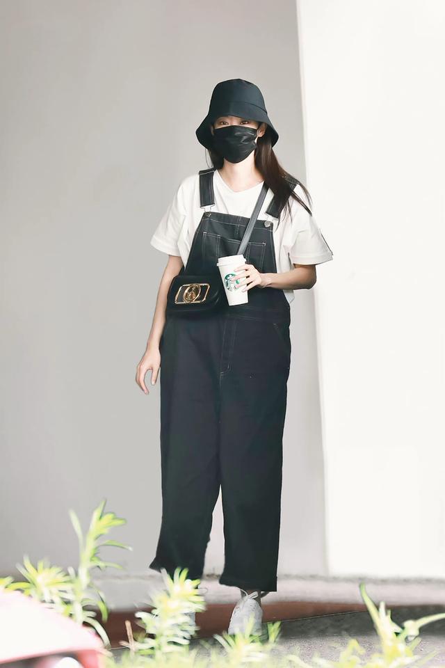 张小斐私服,张小斐黑礼服