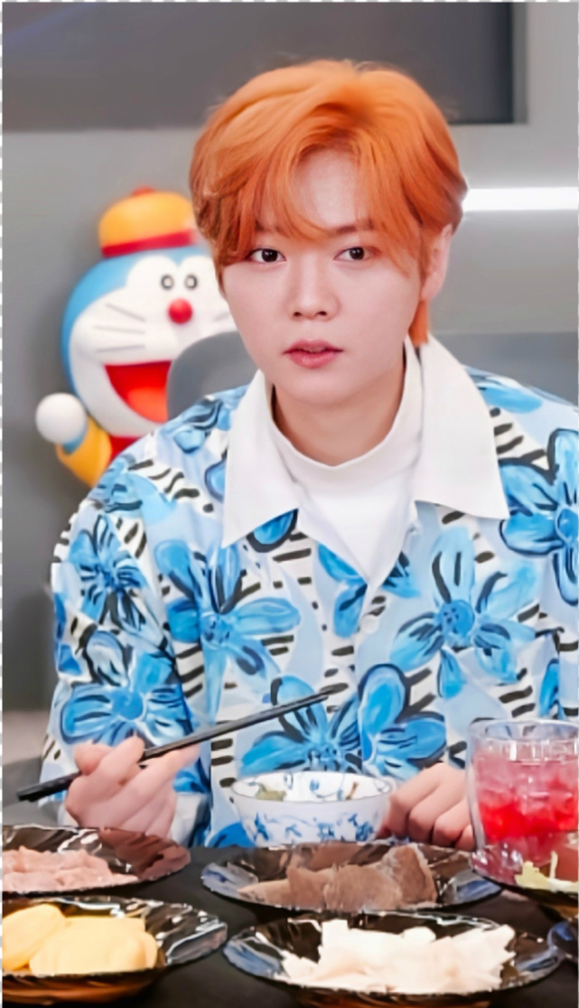 鹿晗秒变吃播，赞美最帅的男艺人是成龙，透露拍大片超帅的秘笈