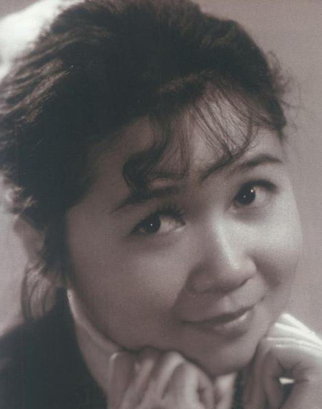 蔡明热巴直播回放,蔡明拿着热巴的照片