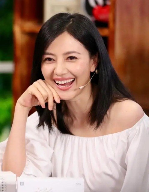 41岁的高圆圆极简黑白配,高圆圆黑白配出席秀场