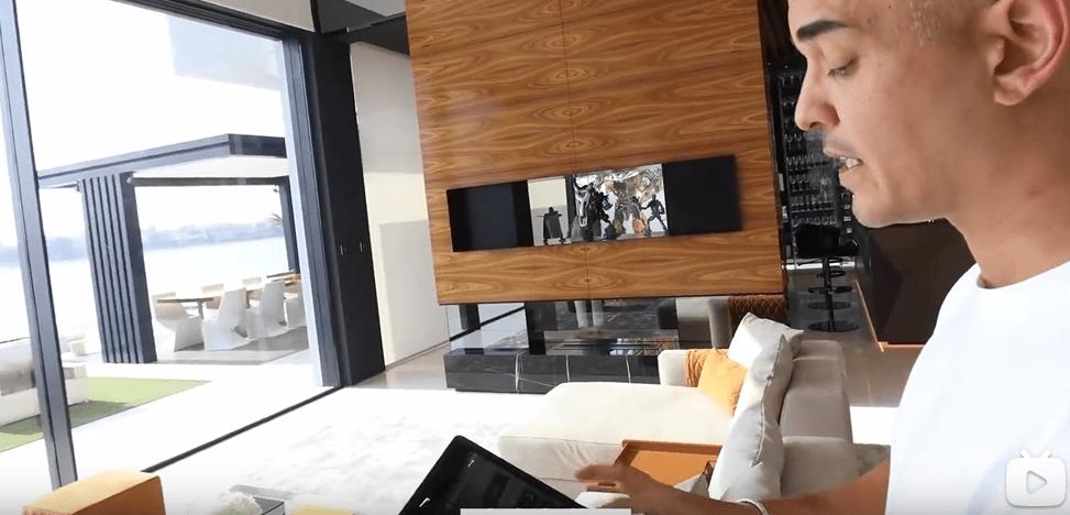 迪拜男子奋斗十年买下劳斯莱斯,迪拜小伙卖掉劳斯莱斯买法拉利