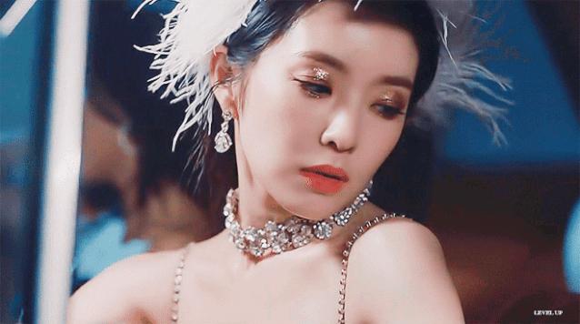 亮片眼妆带钻,戚薇绿色眼影妆容教程