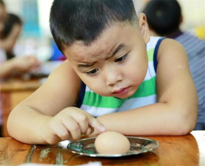 幼儿园老师举办“穿鞋比赛”，家长却“打卡炫富”，大人真不懂事