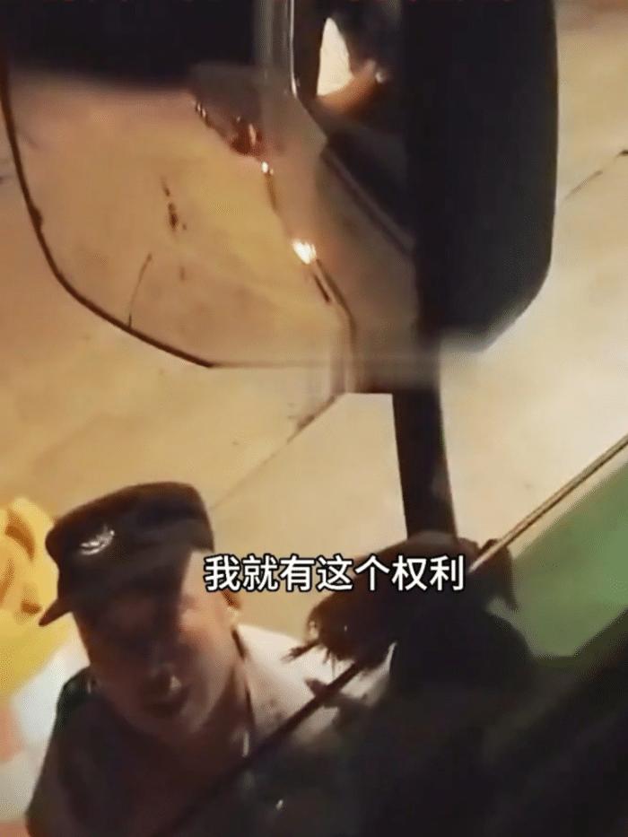 “你要出事还是要平安？”服务区保安收保护费，被拒绝后威胁司机