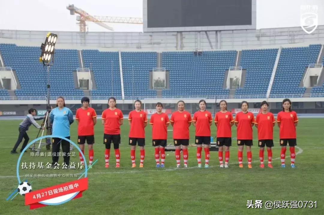 别忘了,曾经的你也饱含热泪为她们高歌铿锵玫瑰……