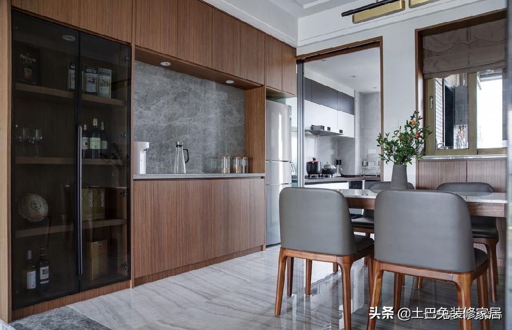 两夫妻的第1套房，榻榻米落灰、冰箱门打不开、下雨地漏反味…