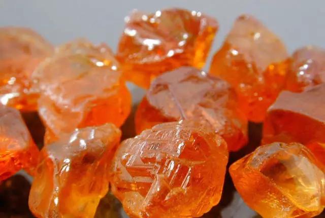 玉石鉴别最简单方法原石,沱江玉石原石的鉴别