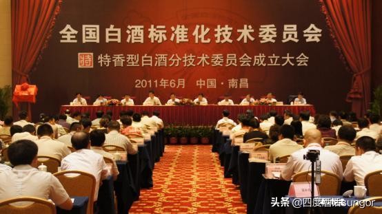 江西四特酒15年窖藏玻璃瓶,江西四特酒属于什么档次的酒