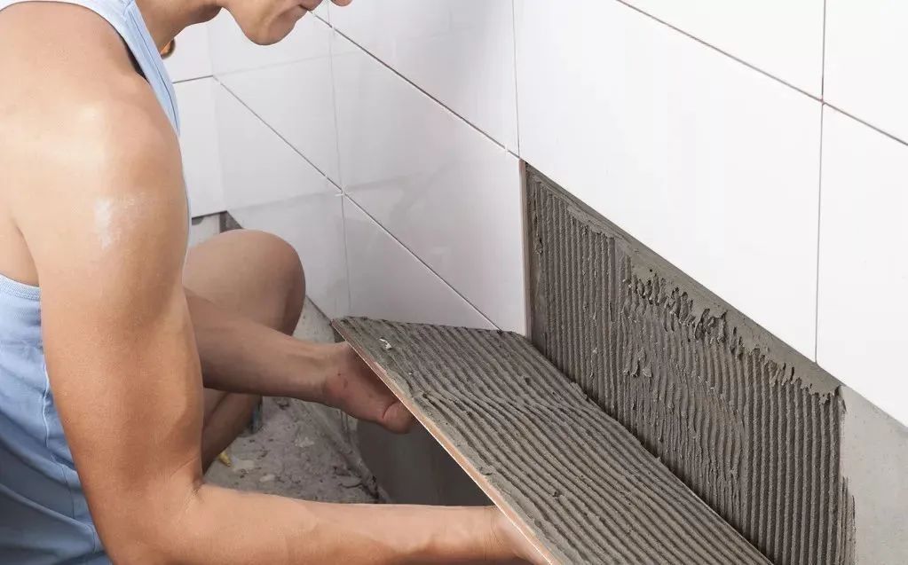 瓦工师傅贴地砖都空鼓吗,瓷砖空鼓脱落之瓦工原始修复技巧