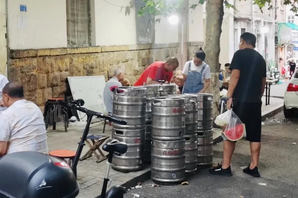 青岛即可以看海还能吃海鲜的地方,去青岛吃好海鲜看大海心情自然好