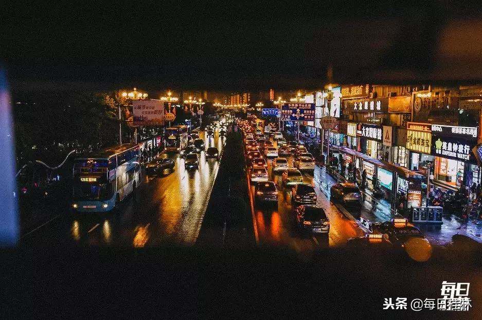 月薪4000月供2000房贷压力大吗,月薪1万还3000车贷压力大吗