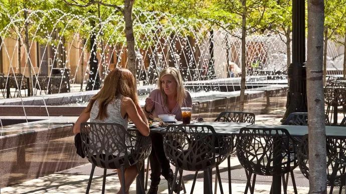 商业街区的景观设计要点和原则,复古怀旧商业街景观设计