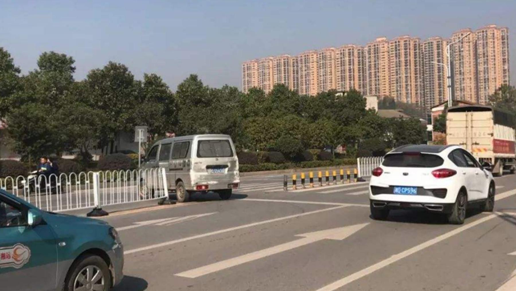 掉头转弯三不踩的操作,车掉头时什么也不踩吗