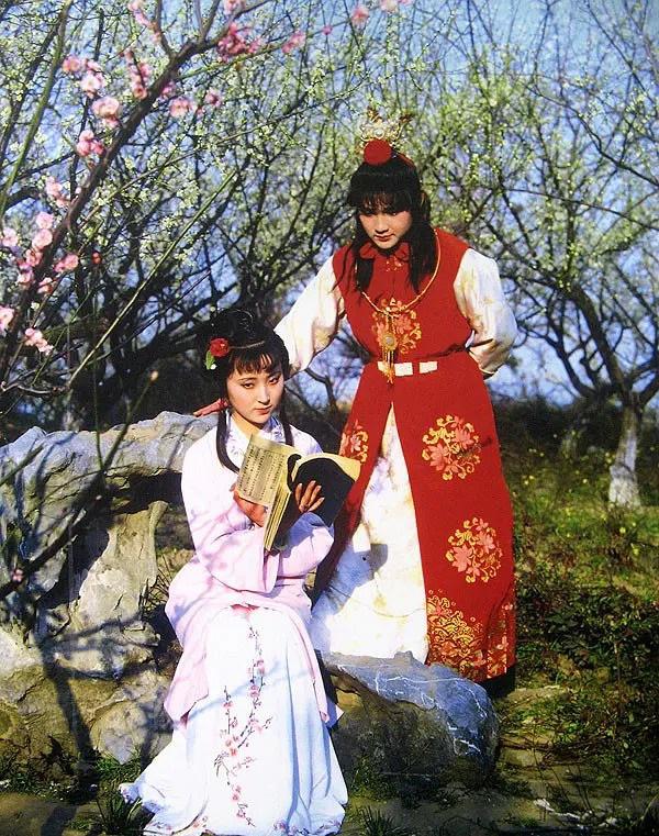 2段婚姻，和丈夫剃度出家，41岁病逝，父亲跪在地上埋怨自己