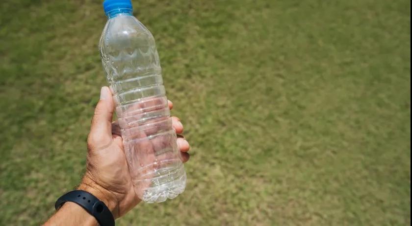 致富之路？路上看到有这个标志的瓶子可以去荷兰超市换欧元