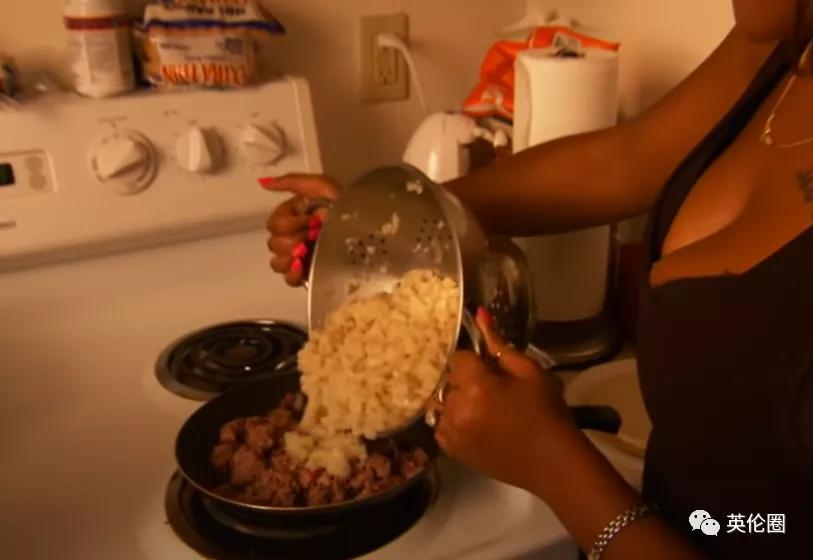 她逼全家120s洗完澡，给孩子吃过期肉...男友：我还是爱她