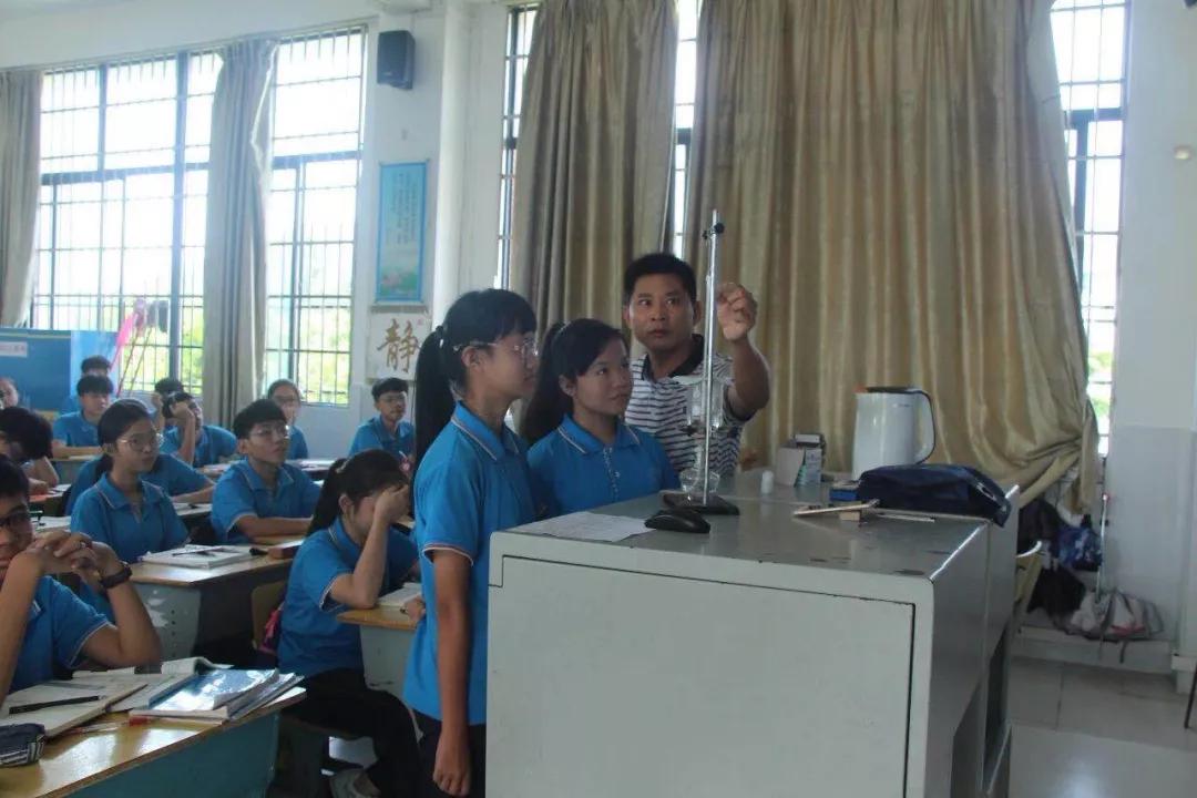 万宁这所学校兴趣班喜结硕果艺术节开出多彩花