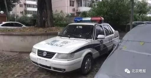 男子户外cos被抓,一男子cosplay警察