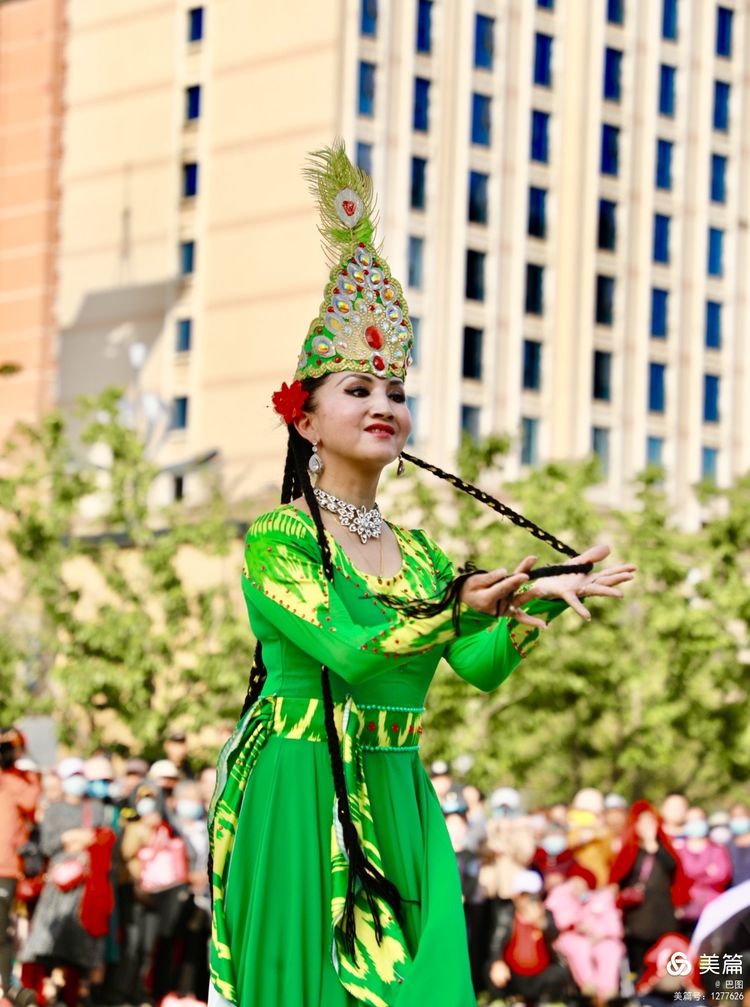 洛阳牡丹广场：*疆新**舞大联欢