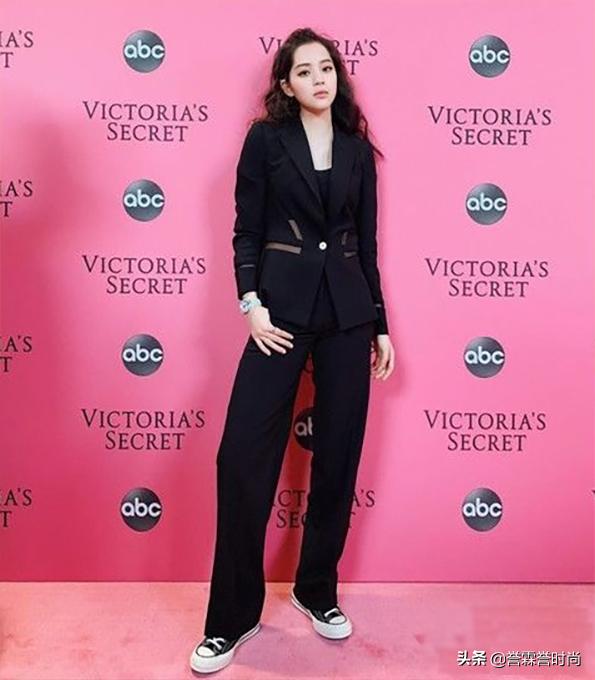 当“西服”邂逅了“匡威”，严肃的西服就会轻松驾驭，天作之合