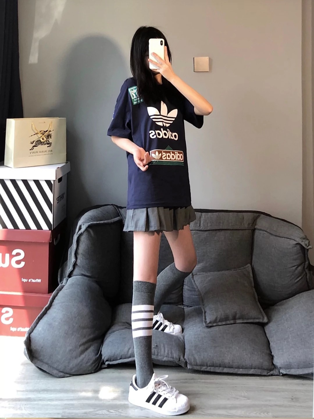 阿迪短袖搭配白色裙子,阿迪贝壳头穿搭裙子