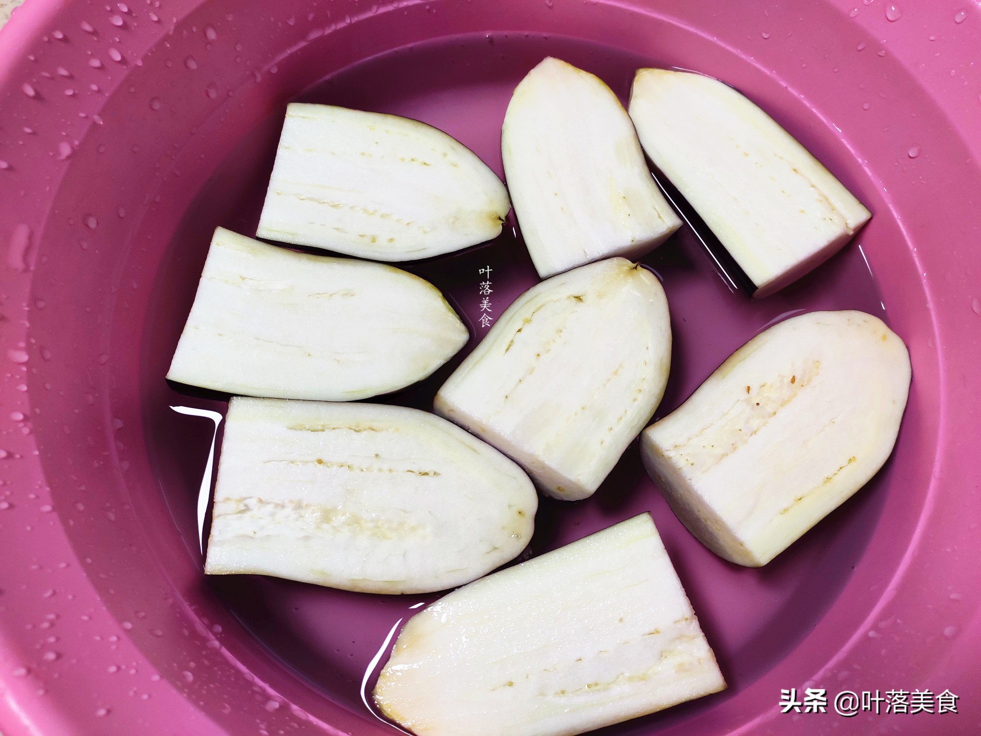 茄子怎么焖才不会变颜色,茄子炒出来怎么还是白色的