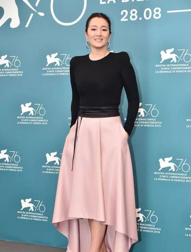 没有烈焰红唇照样slay全场，她的裸色口红真厉害