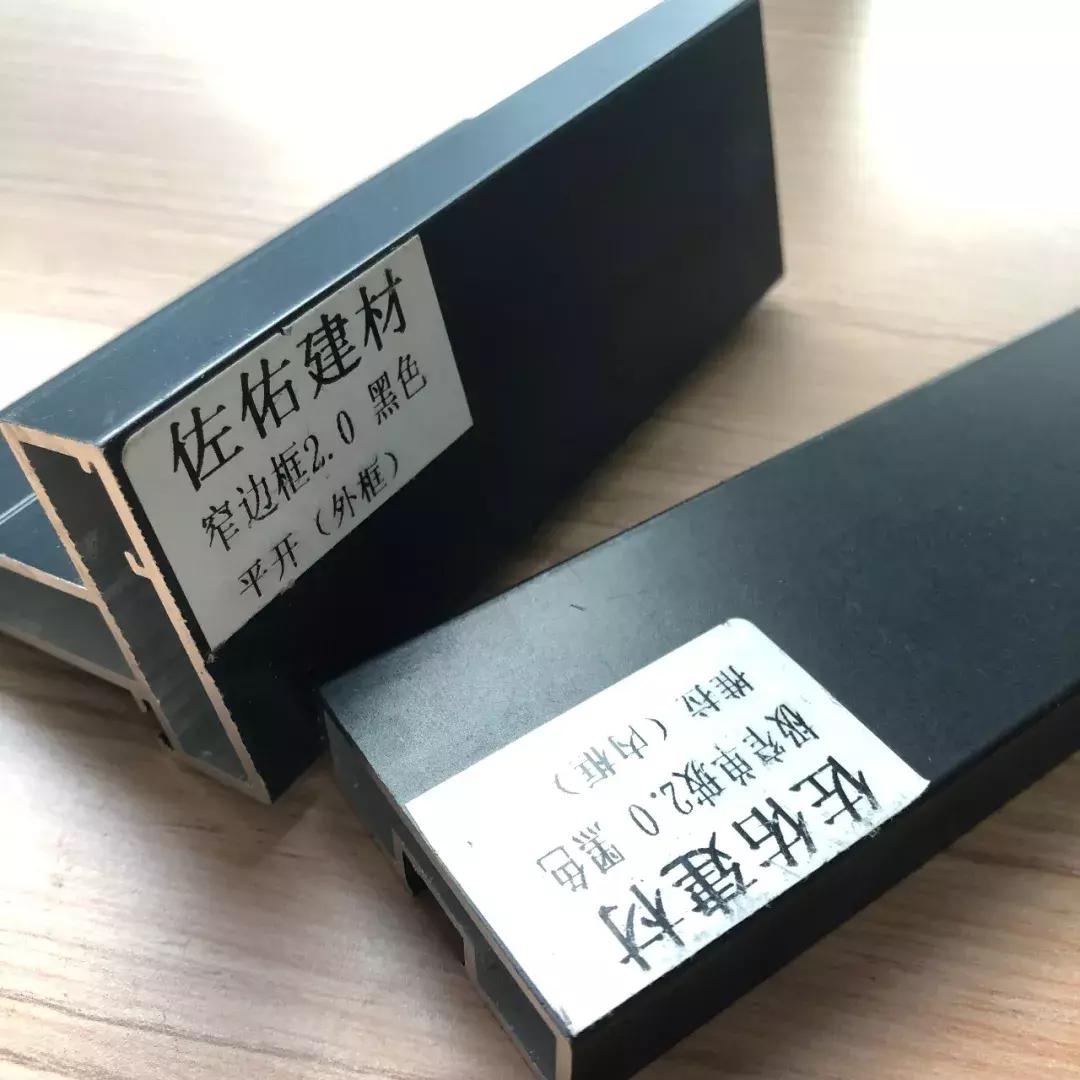 这种黑框玻璃门简直和小户型绝配,一切小黑屋都能被玻璃砖治愈