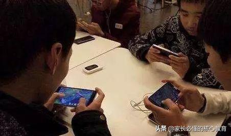 孩子叛逆不上学沉迷手机咋办,孩子叛逆父母沉迷手机