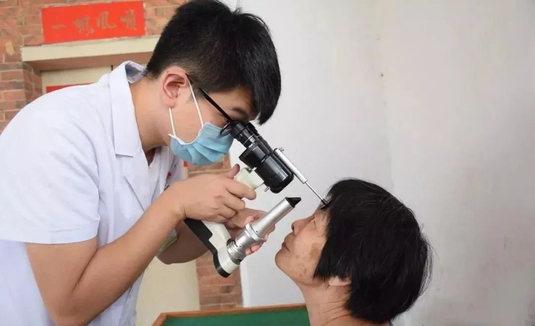 义诊下乡扶贫暖人心,义诊暖人心健康在身边