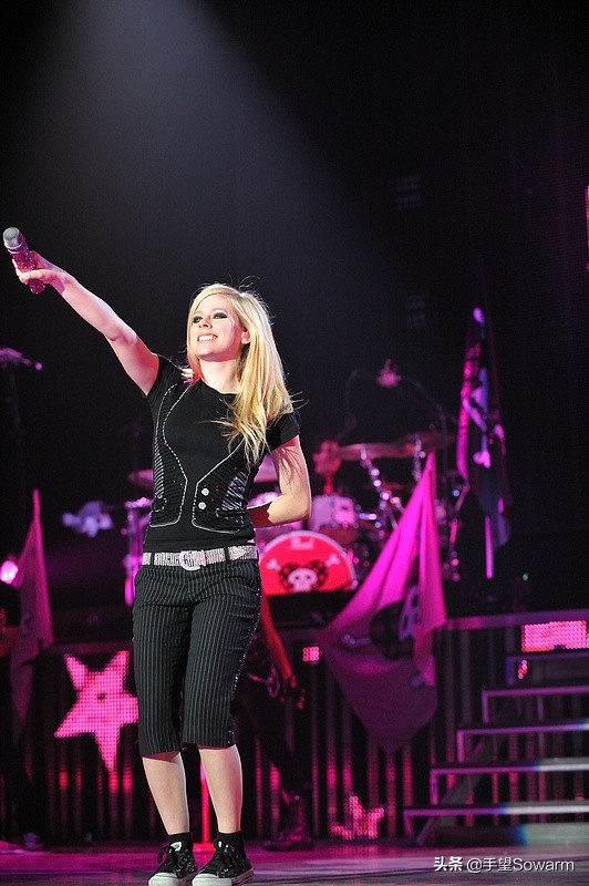 她是当之无愧的“摇滚女皇”，刘德华、艾薇儿等人都翻唱过她的歌