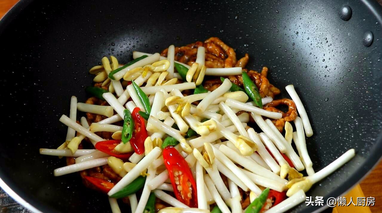 花生芽炒着吃用不用焯水,花生芽可以炒蛋吗