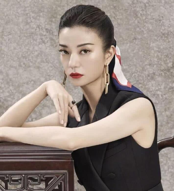 赵薇剪短发,赵薇减龄刘海