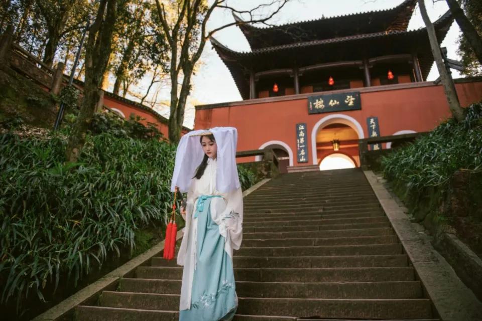 山顶云海自驾游,云海日出露营自驾游攻略