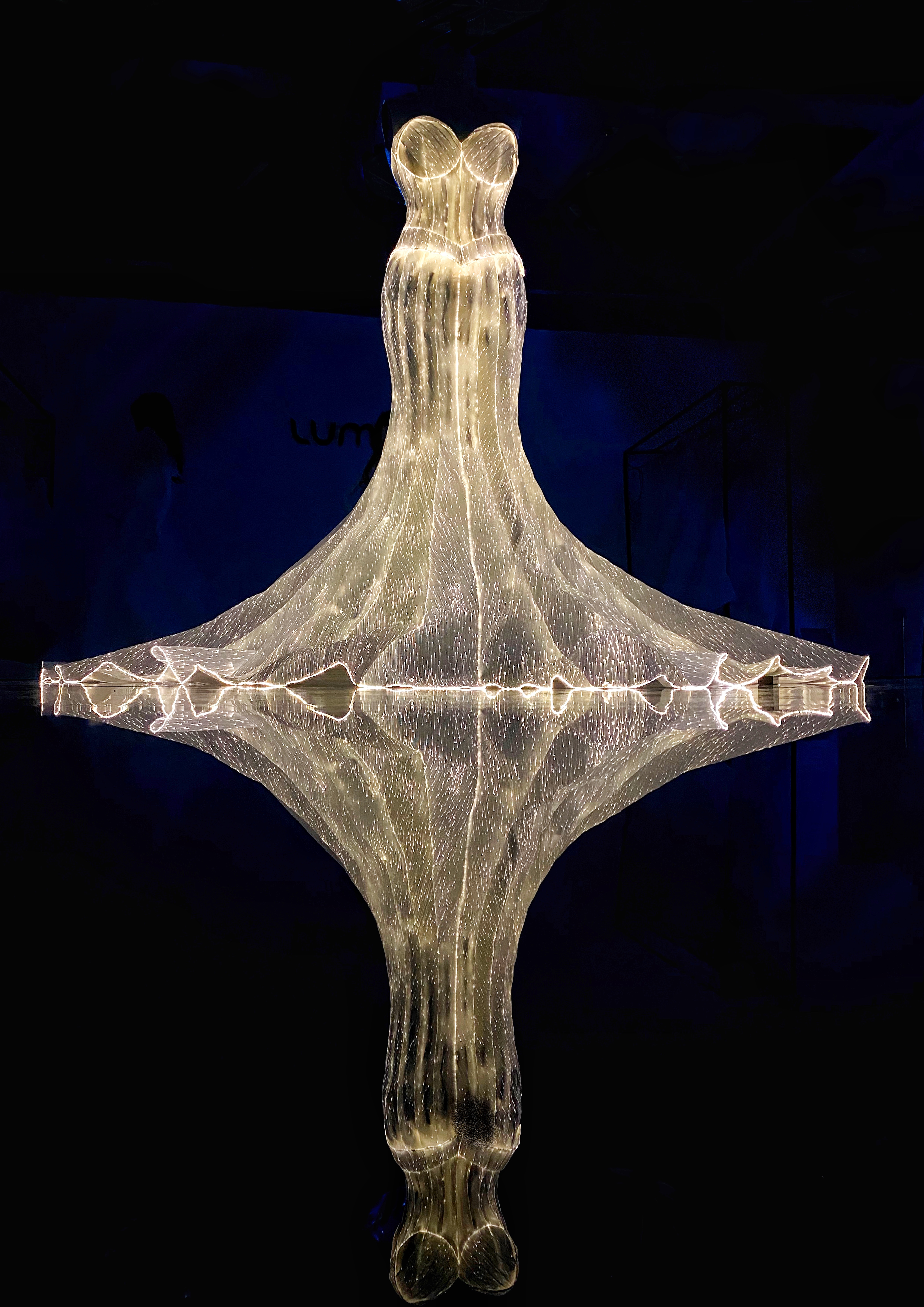 它叫金光羽衣！幕后团队揭秘：金鹰女神史上第一件会发光的战袍？