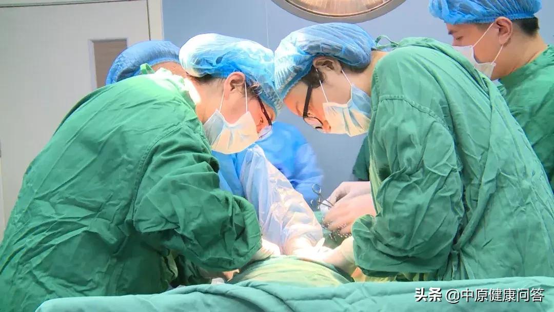 未出生宝宝从肚子里出来了,刚出生宝宝小手特别细