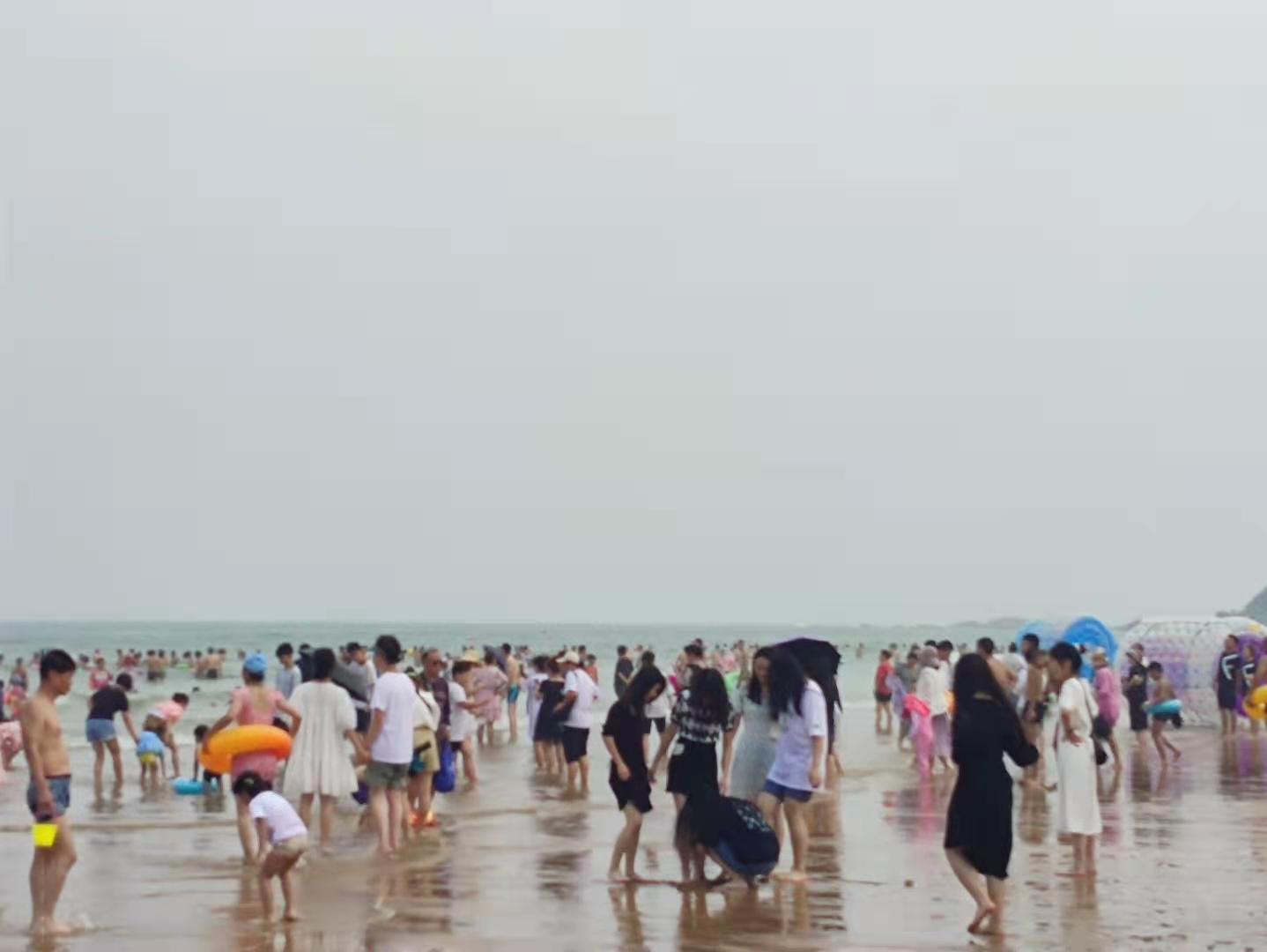 青岛金沙滩——亚洲第一滩，夏天人气火爆，美女扎堆，超级震撼