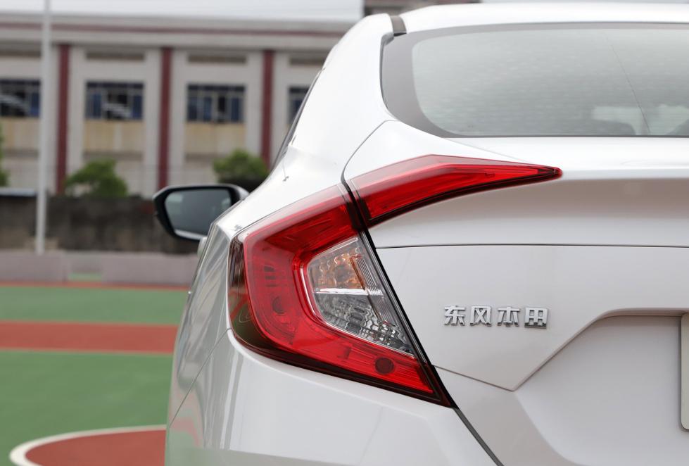 思域后备箱关不上怎么解决,本田思域后备箱关不住了怎么回事