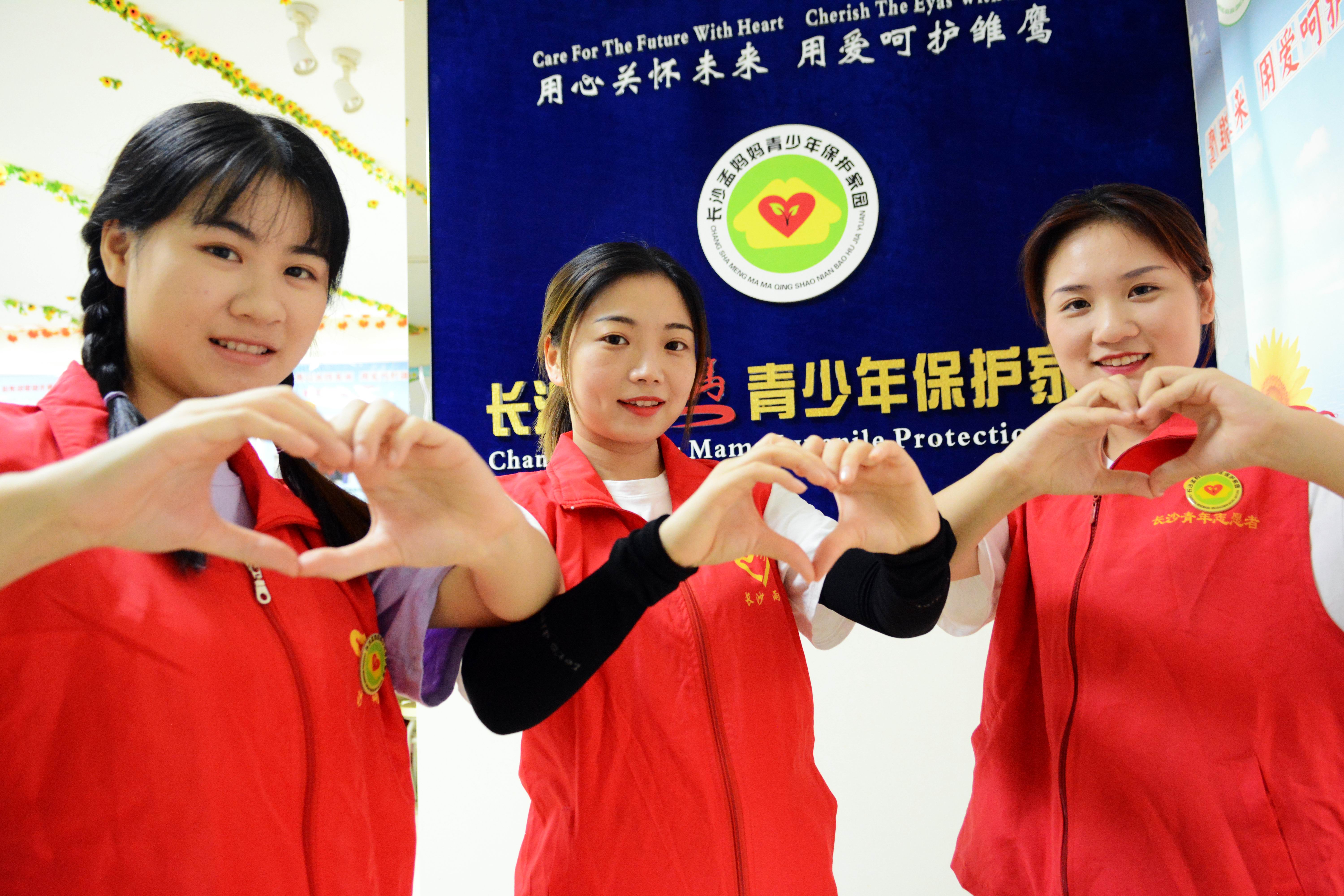 “孟妈妈青护园”志愿者向劳动者送凉爽