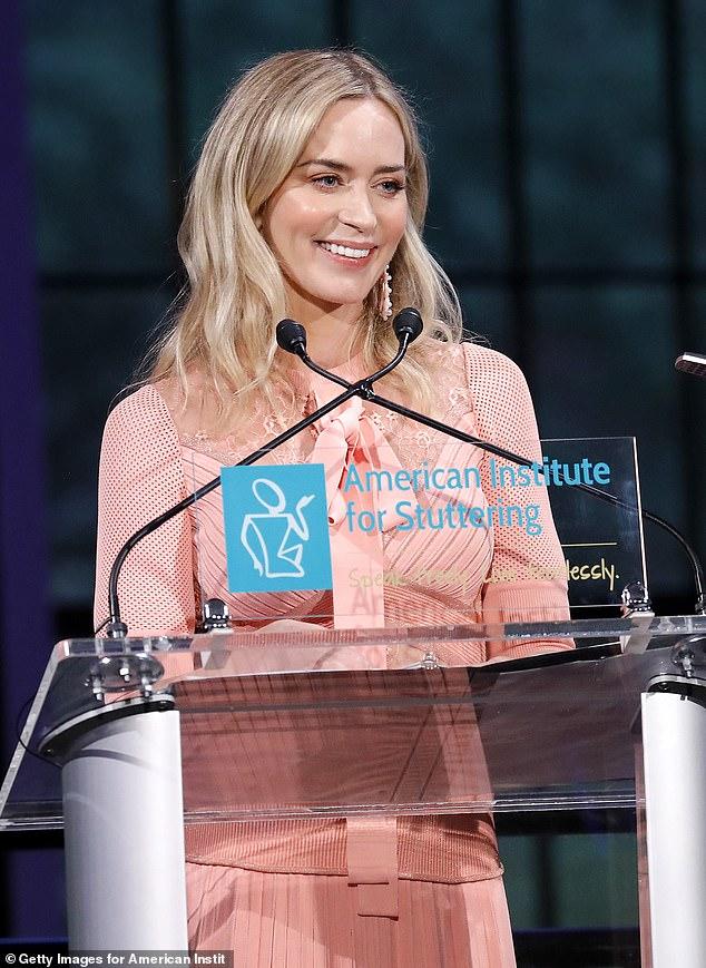 艾米莉布朗特穿普拉达,艾米莉布朗特出席红毯视频