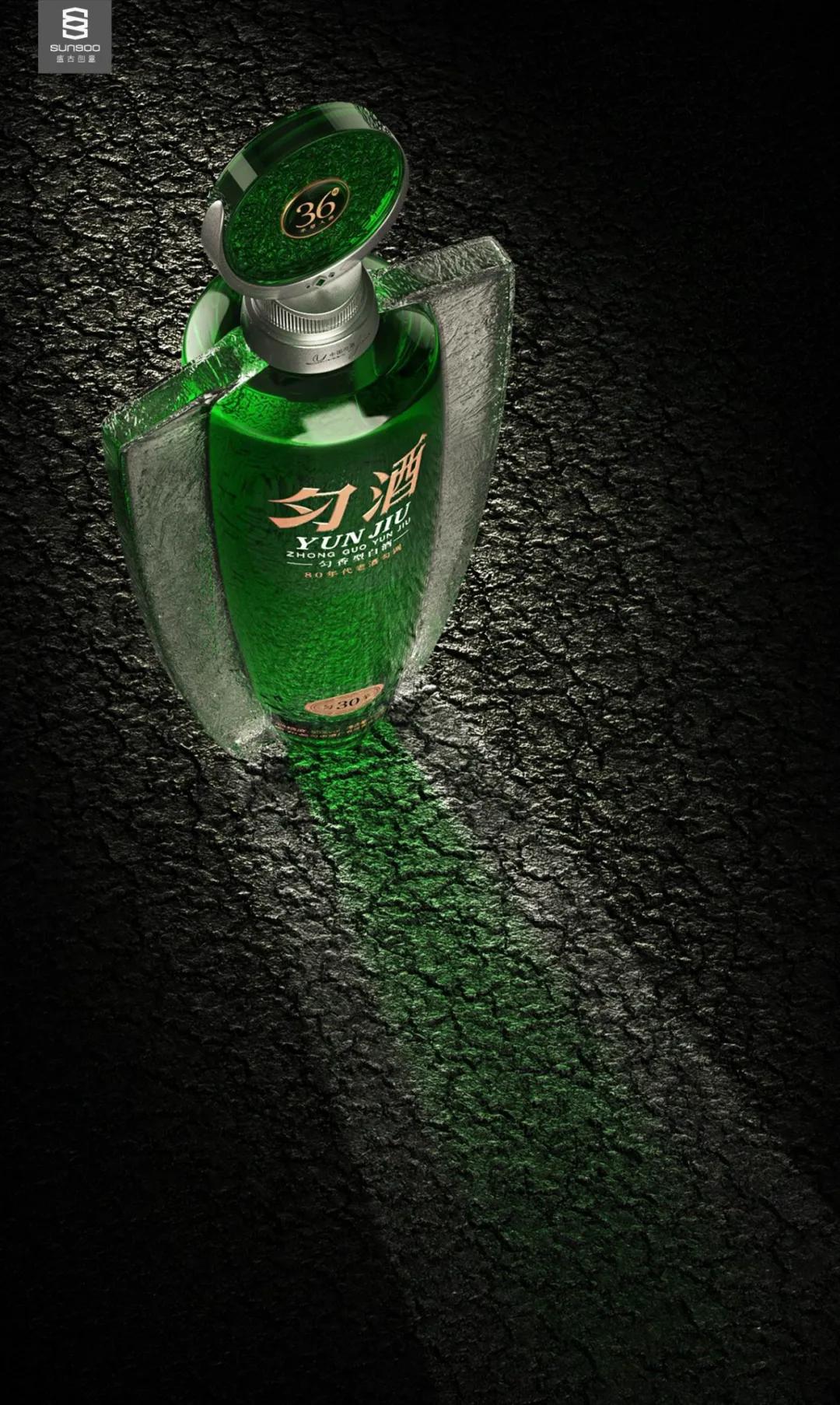 独有的“绿宝石”，点缀于白酒的剔透瓶身之上