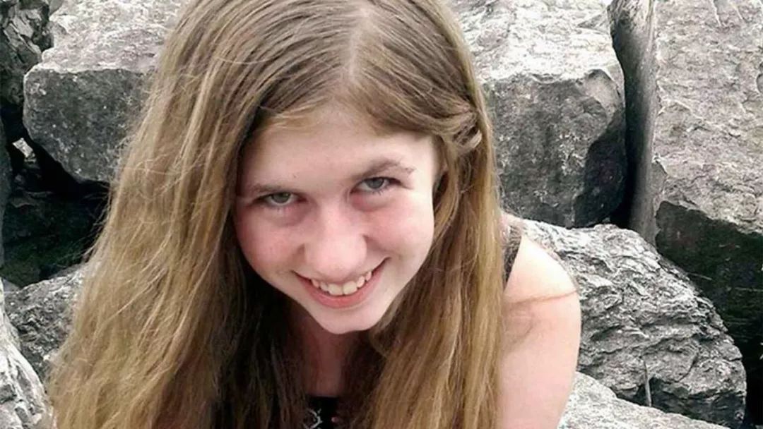 亲眼目睹父母被杀害的小女孩现状,目睹父母被杀15年后入狱