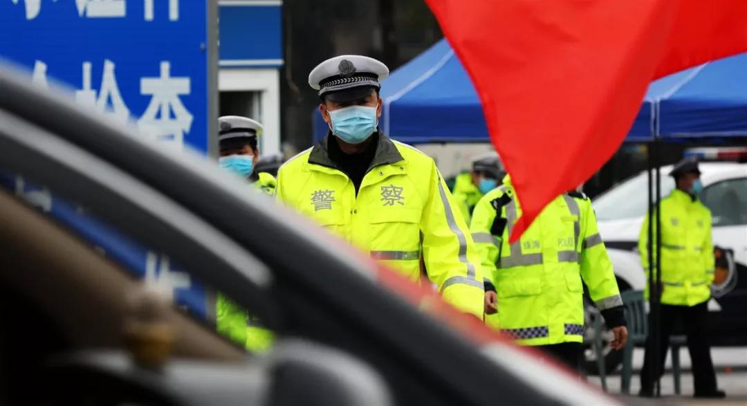 珠海俩夫妻宅家25天没敢出门，昨天突然赶往医院竟惊动警察！丈夫当场被吓坏！