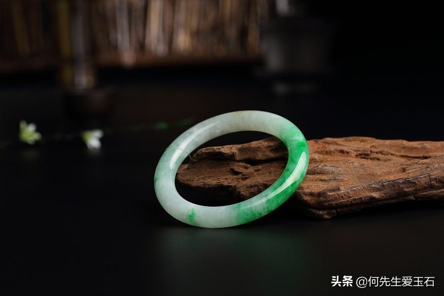 缅甸翡翠鉴别方法及鉴定误区,买翡翠要怎么查是真是假