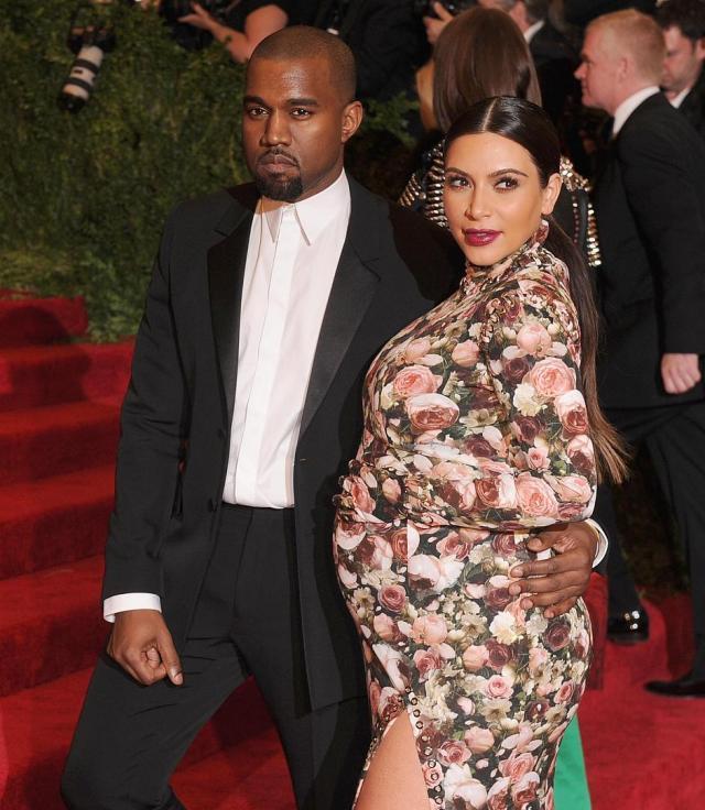 卡戴珊的孕期塑身衣引网友热议：孕妇为啥还要穿这个？不伤胎吗？