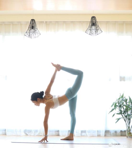 瑜伽美丽腰部线条,瑜伽马甲线高级照片