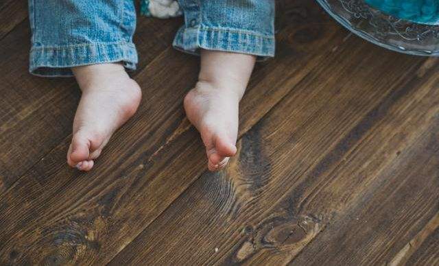 冬天给娃光脚行不行?奶奶反对、妈妈坚持,医生的答案让婆媳和解