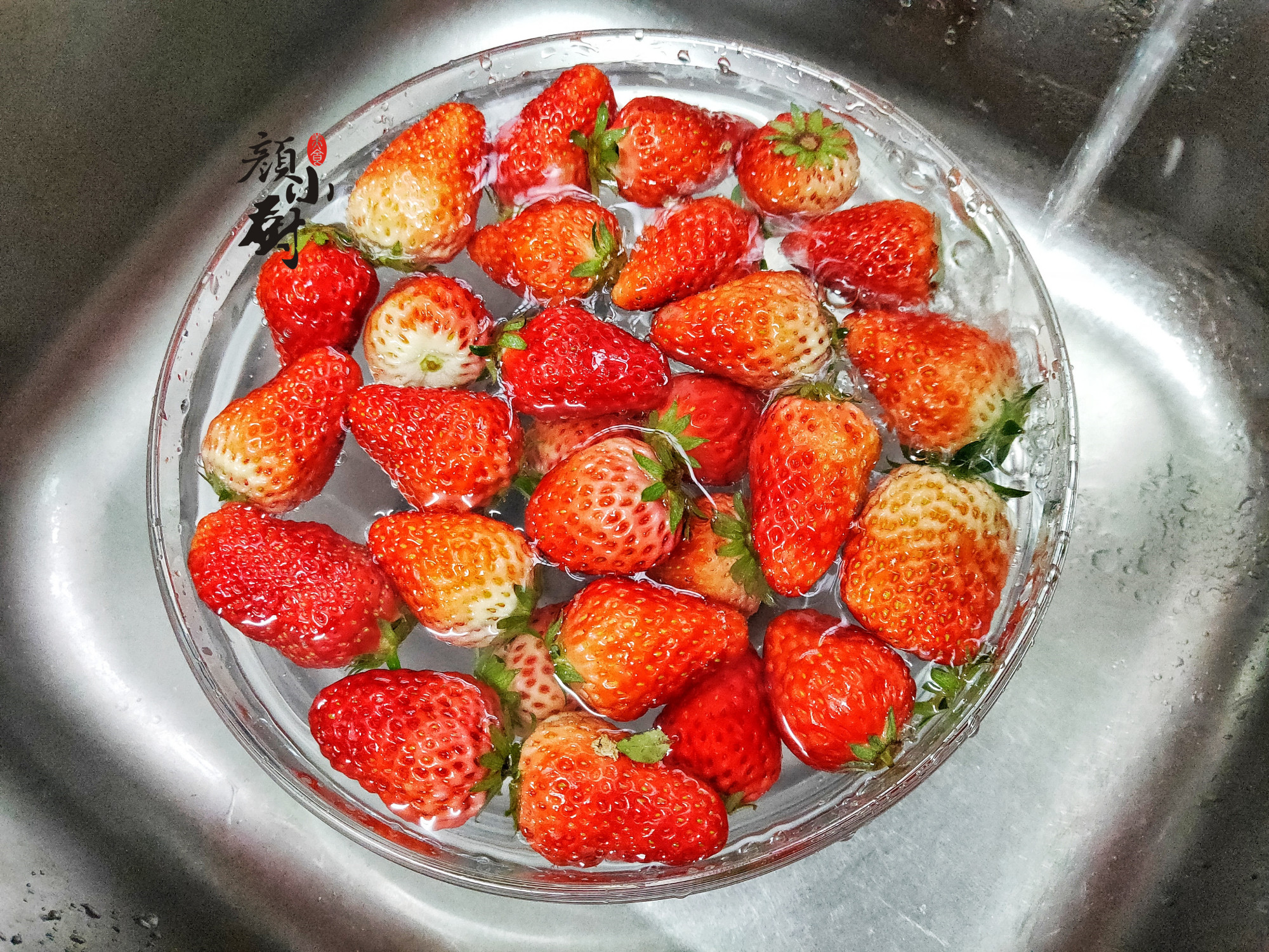 清水怎么洗草莓,清洗草莓时只用盐和清水洗