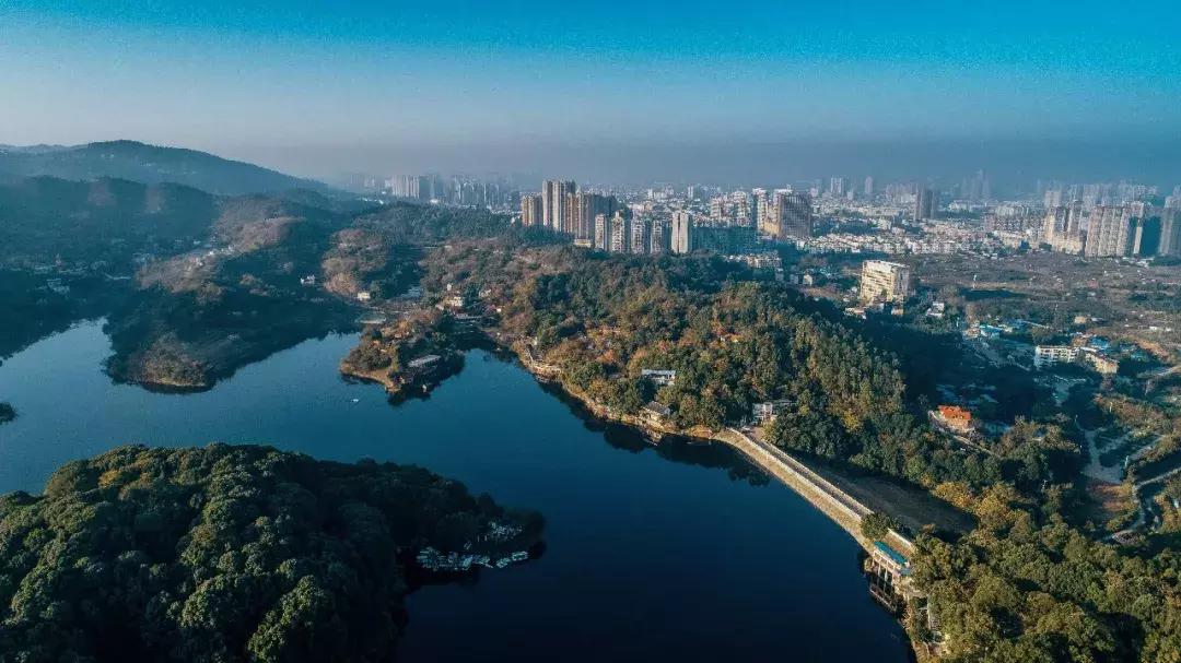 龙泉山山顶看美景,美丽的龙泉山