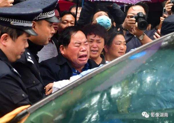 采访悼念袁隆平,长沙市民自发夹道送别袁隆平院士